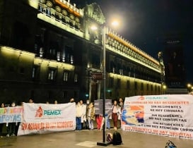 Médicos de Pemex ahora se manifiestan en Palacio Nacional para exigir pagos