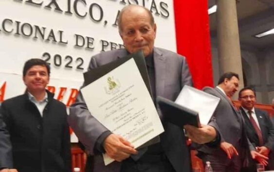 José Robles recibe premio nacional e internacional de periodismo