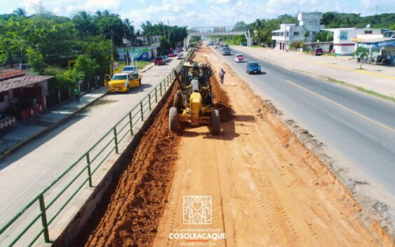 Obra de construcción de pavimento hidráulico y pinta de guarniciones en Cosoleacaque