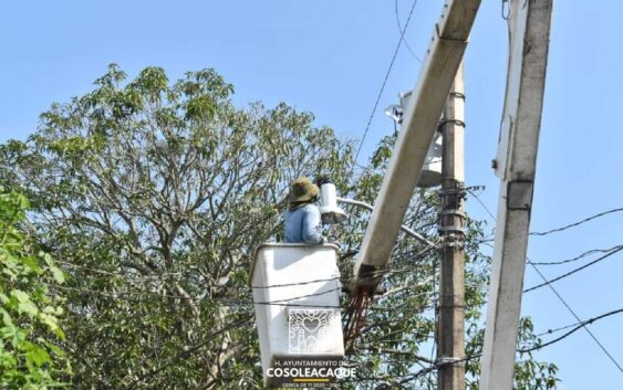 Dan mantenimiento a lámparas del fraccionamiento Prados en Cosoleacaque