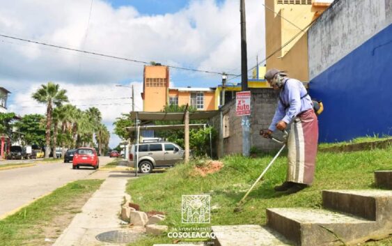 Realizan trabajos de limpieza en camellón, parques y campo deportivo de Naranjito