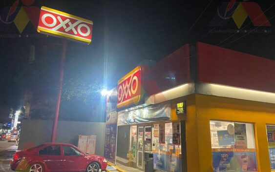 ¡ASALTAN CON VIOLENCIA OXXO EN ACAYUCAN!