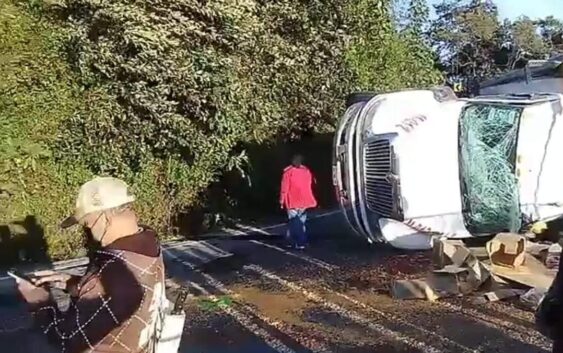 Un muerto tras choque de AU y tráiler en Atzalan