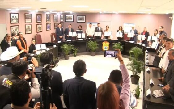 Gobierno de Coatzacoalcos firma convenio con el IVAI