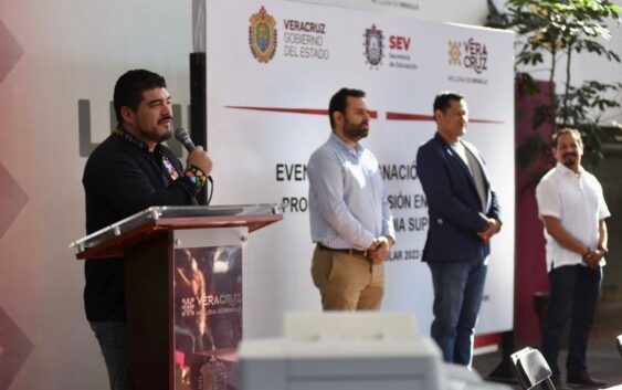 Zenyazen Escobar entrega más plazas para abatir ausencia de maestros