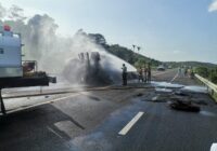 Cerrada la autopista Cardel Totomoxtle al explotar e incendiarse una pipa…