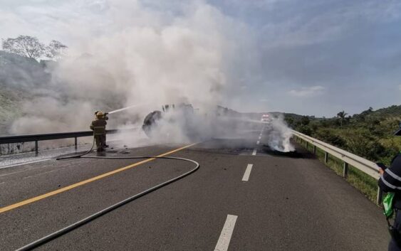 Fuerte explosión: Vuelca pipa con diésel en Tecolutla