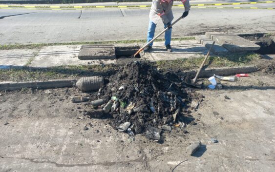 Limpian canales, colectores y pozos de visita en la colonia “El Tesoro”