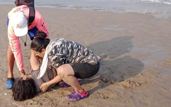Rescatan inconscientes a cuatro bañistas en playas de Tuxpan