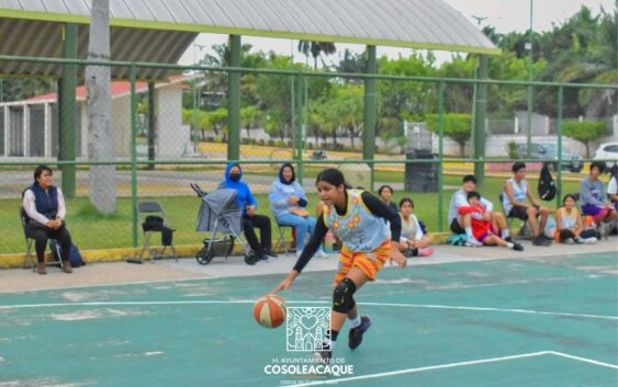 SE REALIZA PARTIDO DE BASQUÉTBOL EN COSOLEACAQUE PARA FOMENTAR EL DEPORTE