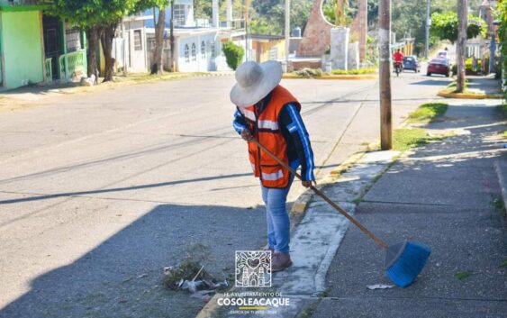 Realizan limpieza de calle Correos en Cosoleacaque