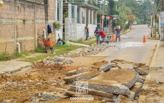 Llevan a cabo rehabilitación de tubería de drenaje en Cosoleacaque