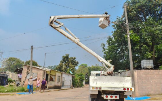 Alumbrado público comprometido en rehabilitar luminarias en colonias de Cosoleacaque