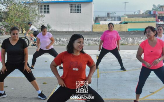 Realizan vecinos de Cosoleacaque ejercicios de zumba