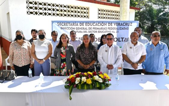 Asiste Alcalde de Agua Dulce a inauguración de concurso escolar del Sector Educativo 21