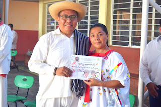 RECONOCEN A PROFESOR EN DÍA INTERNACIONAL DE LA LENGUA MATERNA