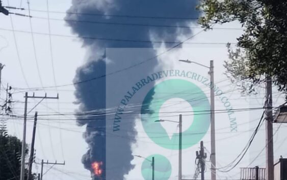 Se registra un fuerte incendio en bodega de almacenamiento entre Ixhuatlán del sureste y Nanchital