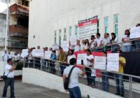 Trabajadores en huelga del municipio de Minatitlán rinden honores en el “Día de la Bandera”