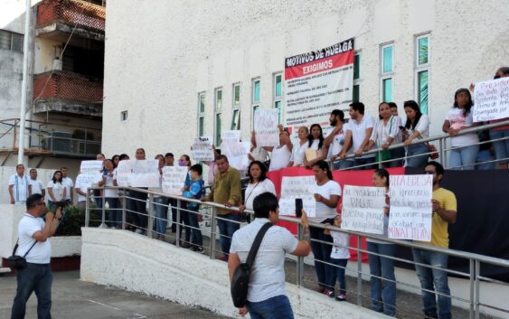 Trabajadores en huelga del municipio de Minatitlán rinden honores en el “Día de la Bandera”
