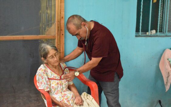 CIUDADANOS DE COSOLEACAQUE CONTINUAN RECIBIENDO REVISIÓN MÉDICA EN CASA