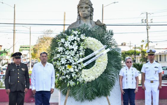 Rinden autoridades civiles y militares homenaje a Cuauhtémoc, el último emperador azteca