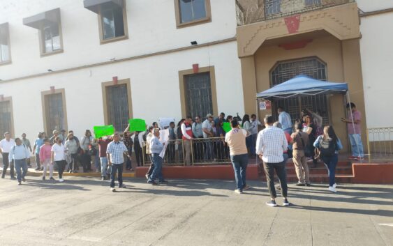 Trabajadores del Ayuntamiento de Río Blanco piden la liberación del presidente municipal, Ricardo Pérez García