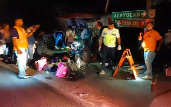 Vuelcan integrantes de comparsas, hay varios heridos; participaron en papaqui de Tlalixcoyan