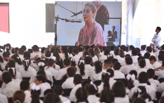 Zenyazen Escobar asiste a Fandango por la Lectura que promueve Beatriz Gutiérrez Müller