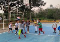 PARTICIPAN NIÑOS DE COSOLEACAQUE EN PARTIDO DE BÁSQUETBOL