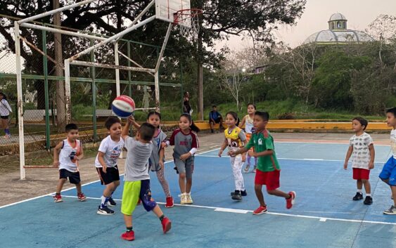 PARTICIPAN NIÑOS DE COSOLEACAQUE EN PARTIDO DE BÁSQUETBOL