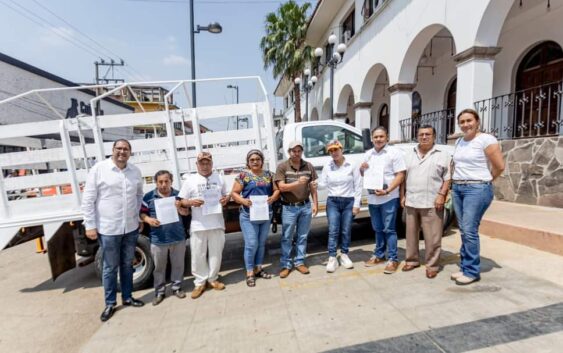 Realiza ayuntamiento de Acayucan firma de comodato y entrega de camioneta a conisariado ejidal de Sotepan