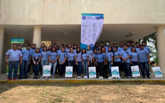 Jóvenes del nivel bachillerato participaronen la #ExpoOrientaUV en Agua Dulce