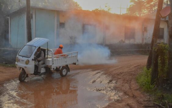 El H. Ayuntamiento de Cosoleacaque efectúa fumigación en Km 17 y Villas Ana María