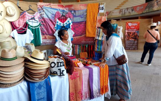 PARTICIPAN ARTESANAS DE COSOLEACAQUE EN LA CUMBRE TAJÍN 2023