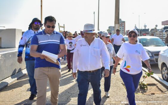 Trabajan habitantes de Coatzacoalcos “Unidos por playas limpias”