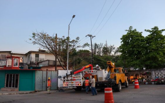 Inicia instalación de nuevos postes y avanza sustituto de lámparas