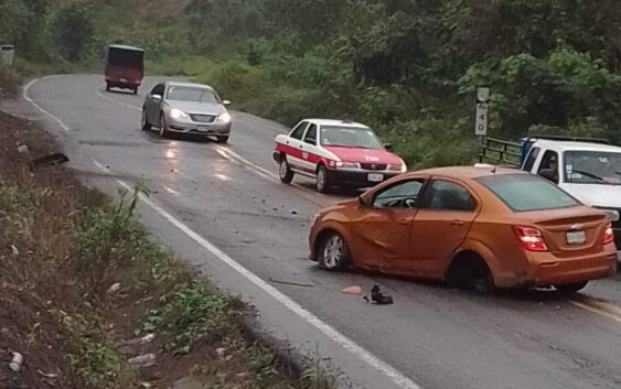 Aparatoso accidente, tras reventarse una llanta en Papantla
