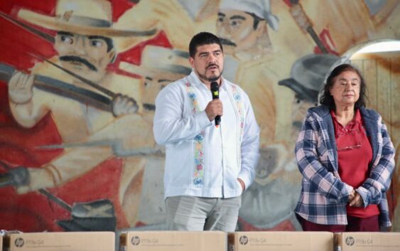 Zenyazen dona 20 computadoras a la Secundaria General no. 2 “Julio Zárate”, de Xalapa