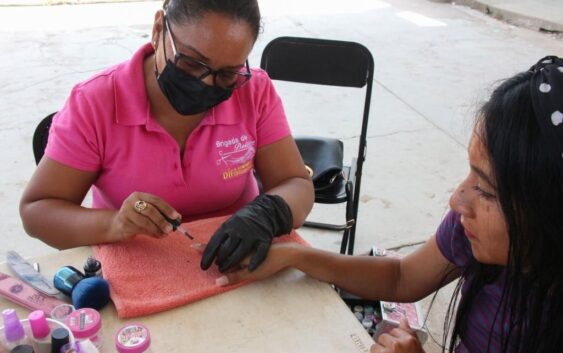 RECIBEN SERVICIOS DE BELLEZA CIUDADANÍA DE LA LOCALIDAD DE MONTE ALTO