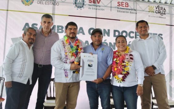 Zenyazen Escobar se reúne con el sector educativo de Uxpanapa