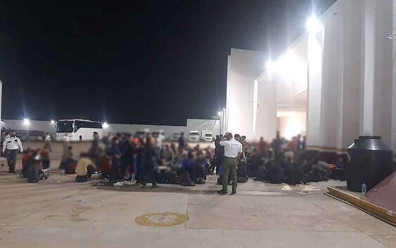 Rescatan a 343 migrantes extranjeros en la caja de un tráiler abandonado en la autopista La Tinaja-Cosamaloapan