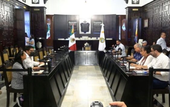 Regidoras revientan cabildo en Veracruz por asistencia de regidor acusado de abuso