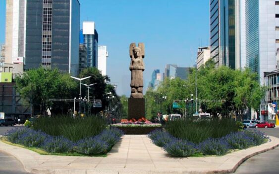 Sheinbaum llama “racistas y clasistas” a las mujeres que no acepten la escultura de ‘La joven de Amajac’ en Reforma