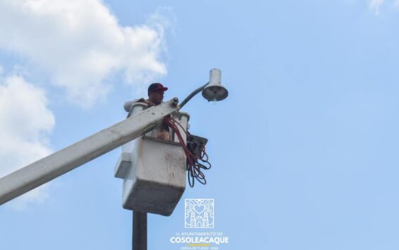 Mejoran luminarias en fraccionamiento los prados en Cosoleacaque