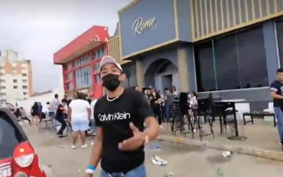 Agreden a reportero de Coatzacoalcos luego de realizar transmisión en vivo en antro abierto a las 8 y media de la mañana en el malecón