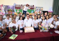 Reconoce alcalde de Agua Dulce a Educadoras y Educadores en su día