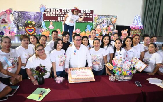 Reconoce alcalde de Agua Dulce a Educadoras y Educadores en su día