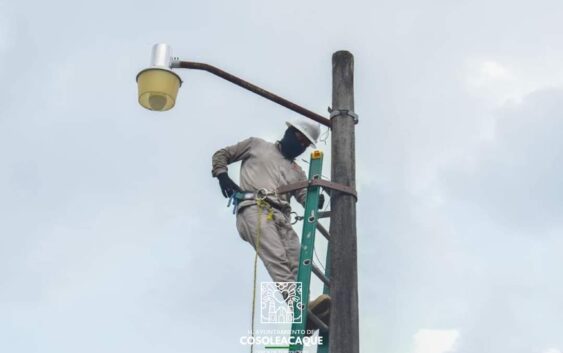 MANTENIMIENTO DE ALUMBRADO PÚBLICO EN FRACCIONAMIENTO LOS MANGOS