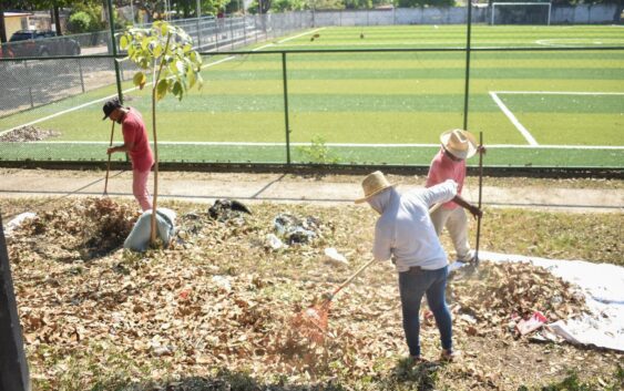 REALIZAN LIMPIEZA EN LA COLONIA J. ALDANA