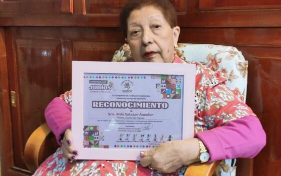 La comparsa de los judíos. Entrega reconocimiento a la Sra. Aída Salazar Amador